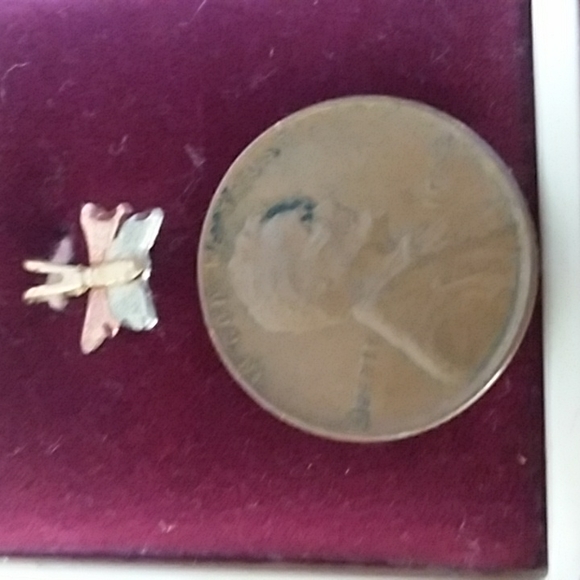 Adorable 14 K Gold Butterfly Pendant - Picture 3 of 4